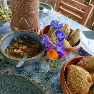 Comida de la chinampa a la mesa con flores comestibles en Xochimilco