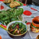 Comida chinampera con tamales y salsas servida en Xochimilco