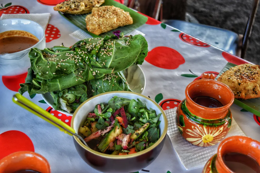comida-xochimilco Comida chinampera con tamales y salsas servida en Xochimilco